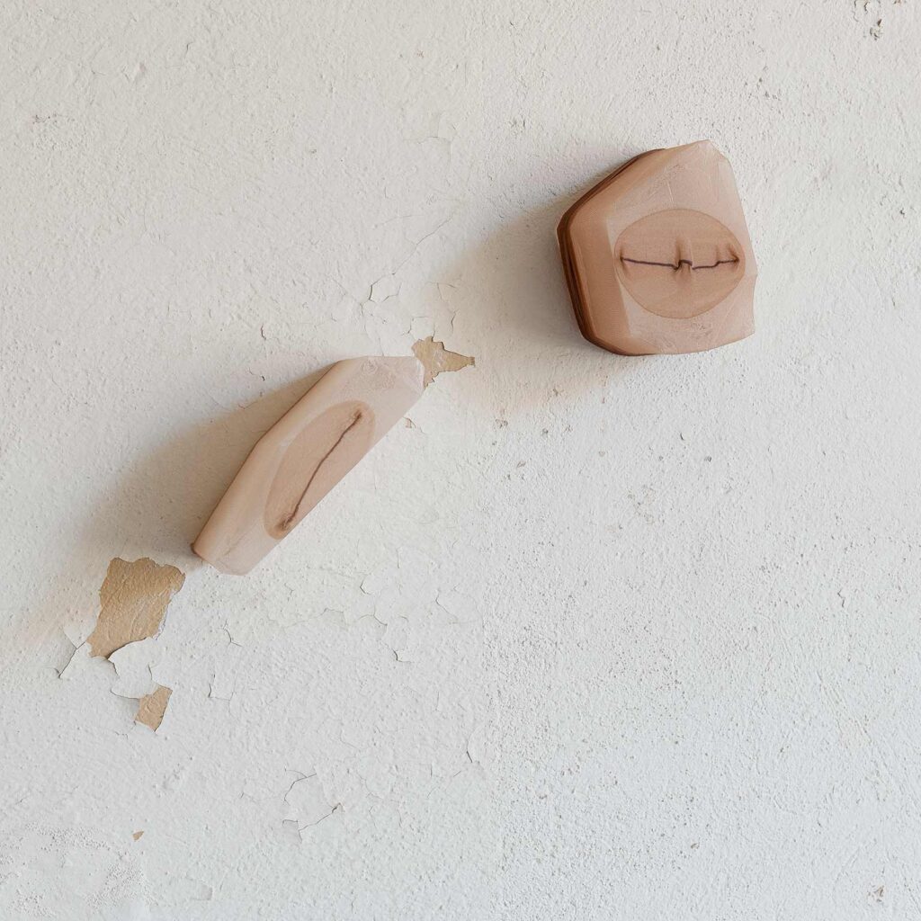 Ansicht von zwei Objekten der Installation "shaped bodies"